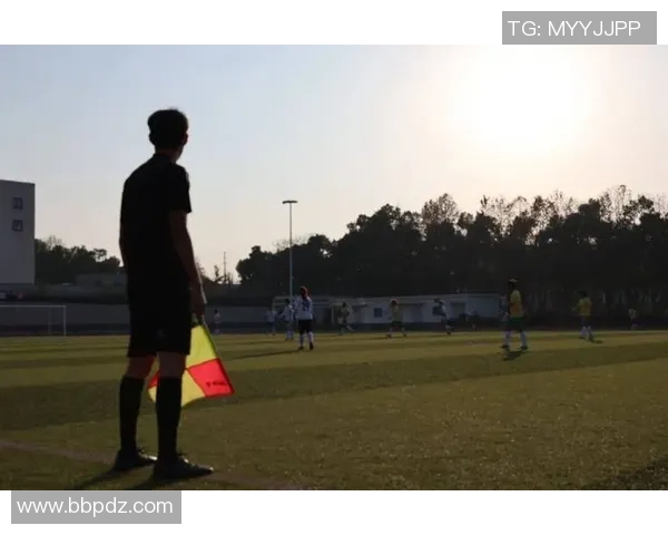 黑旋风足球：激情与梦想交织的绿茵传奇之旅